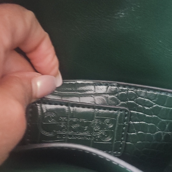 Elegant Dark Green Croc-Embossed Shoulder Bag - Picture 6 of 9